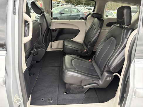 Used 2024 Chrysler Pacifica Touring-L image 32