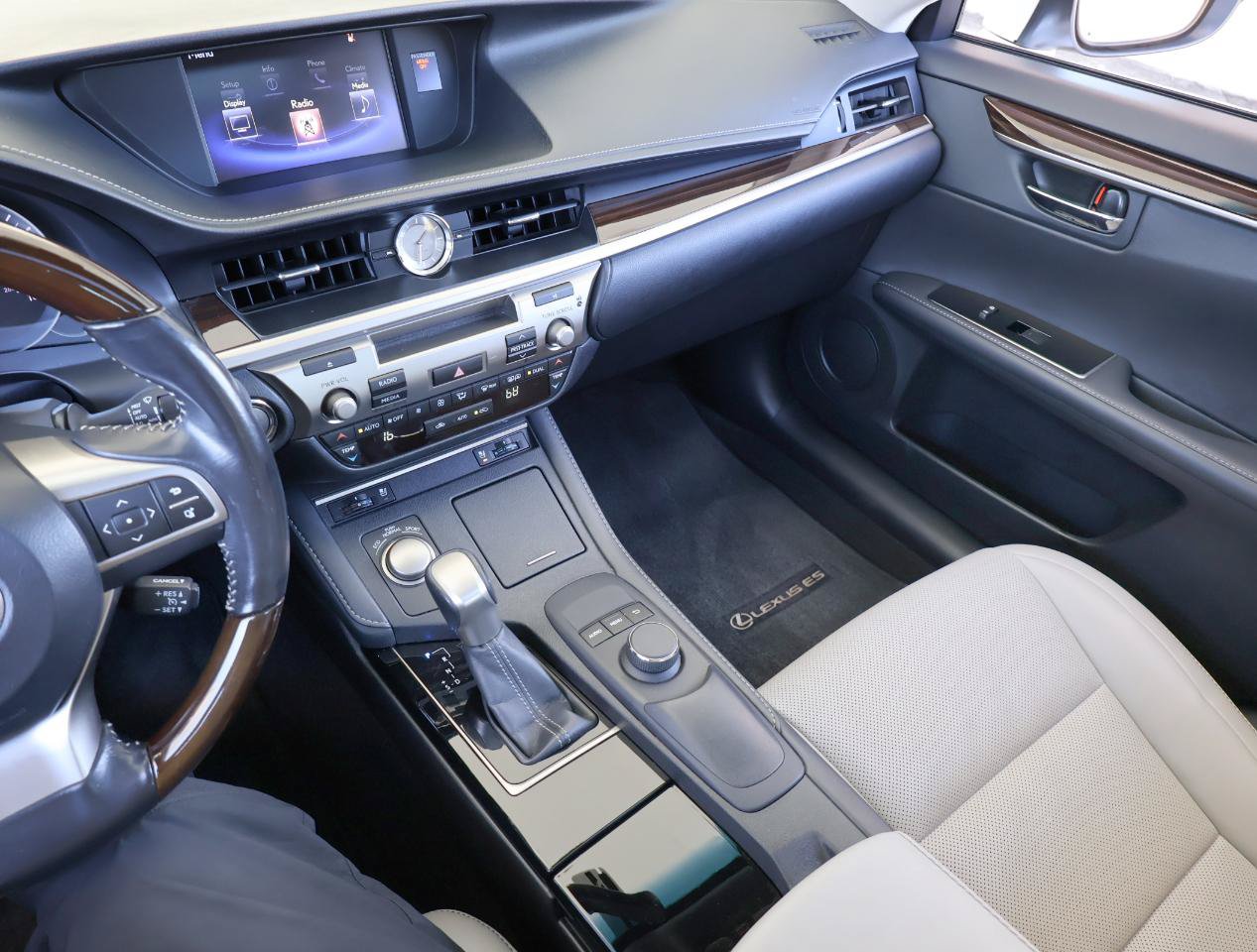 Used 2016 Lexus ES 350 w/ Premium Package w/Wood Trim FWD image 40