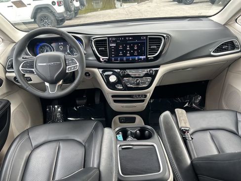 Certified 2023 Chrysler Pacifica Touring-L image 33