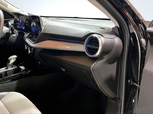 Used 2025 Chevrolet Trax LT image 18