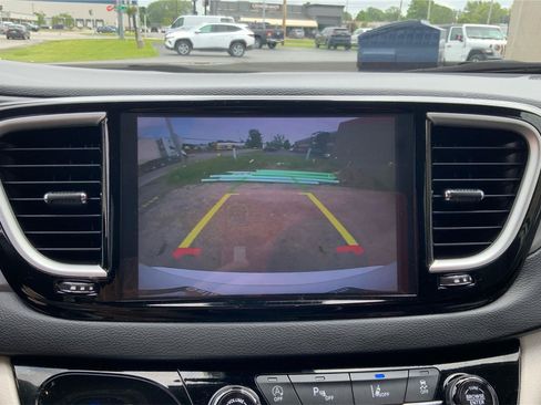 Used 2024 Chrysler Pacifica Touring-L FWD image 33