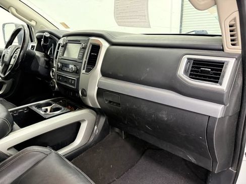 Used 2019 Nissan Titan PRO-4X w/ Pro-4x Convenience Package AWD/4WD image 12