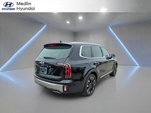 Used 2025 Kia Telluride SX w/ SX Captain's Chair Package image 3