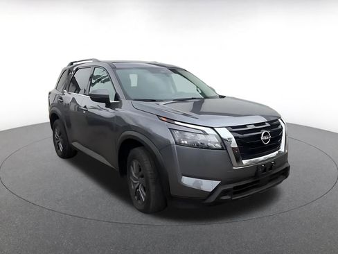Used 2025 Nissan Pathfinder SV image 3