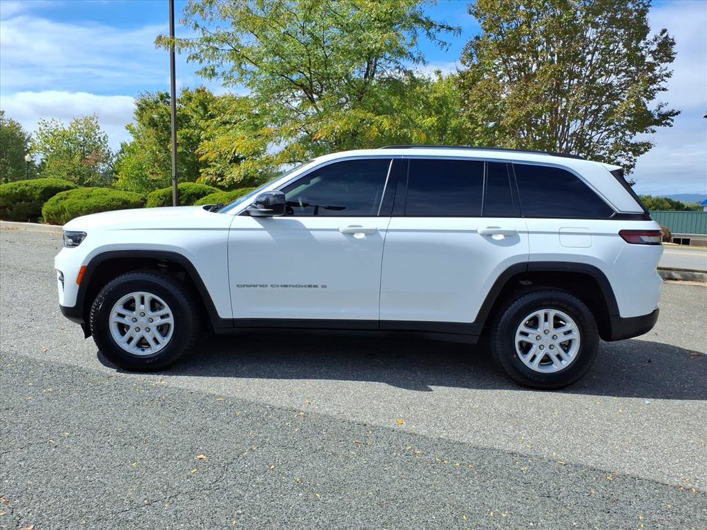 Used 2022 Jeep Grand Cherokee Laredo w/ Luxury Tech Group I RWD image 14