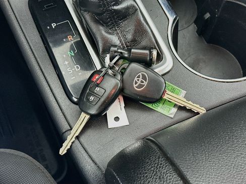 Used 2019 Toyota Highlander LE FWD image 24