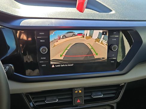 Certified 2022 Volkswagen Taos SE w/ Panoramic Sunroof Package image 15