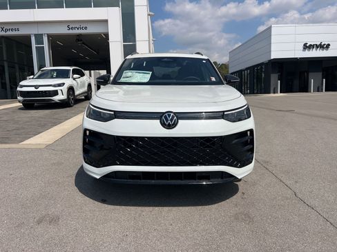 New 2026 Volkswagen Tiguan SE R-Line FWD image 2