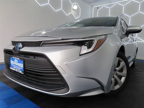 Used 2025 Toyota Corolla LE FWD image 1