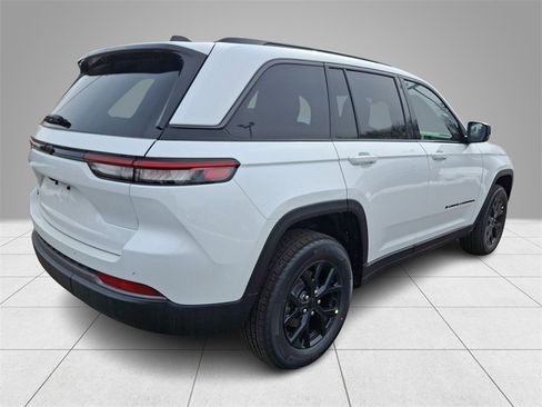 New 2026 Jeep Grand Cherokee Laredo image 4