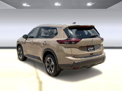 Used 2024 Nissan Rogue SV w/ SV Premium Package FWD image 3