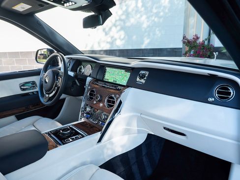 Certified 2022 Rolls-Royce Cullinan image 2