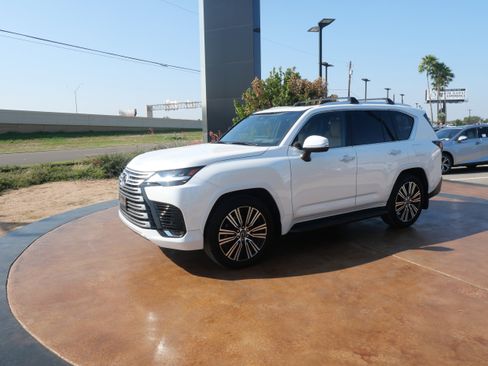 Certified 2025 Lexus LX 600 4WD w/ Luxury Package image 5