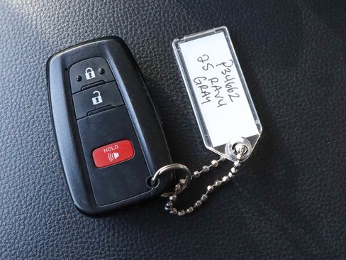 Used 2025 Toyota RAV4 XLE AWD/4WD image 28