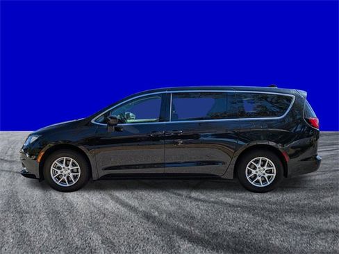 Used 2023 Chrysler Voyager LX image 7