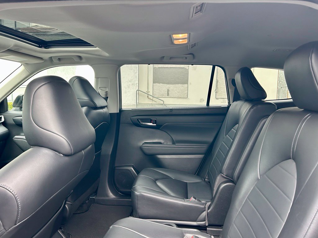 Used 2023 Toyota Highlander XLE AWD/4WD image 12