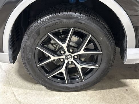 Used 2018 Toyota RAV4 SE image 26