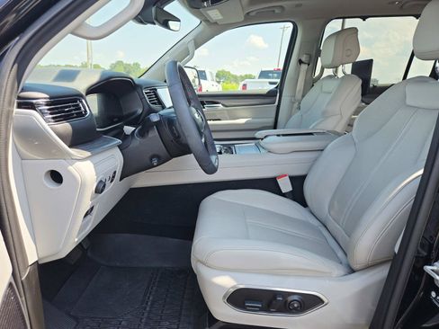 Used 2024 Jeep Wagoneer Series III w/ Premium Group I AWD/4WD image 13