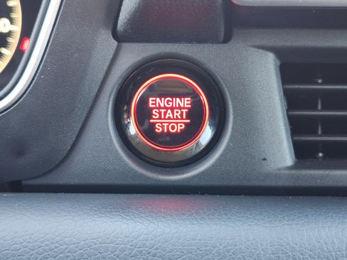 Used 2025 Honda Pilot Touring image 21