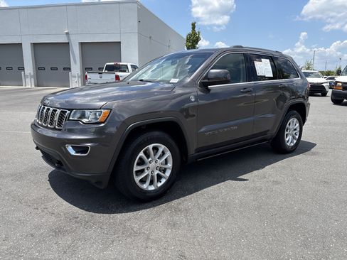 Certified 2021 Jeep Grand Cherokee Laredo AWD/4WD image 3