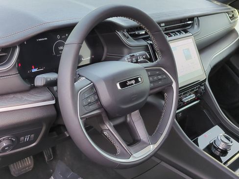 Used 2025 Jeep Grand Cherokee Limited w/ Black Appearance Package image 18