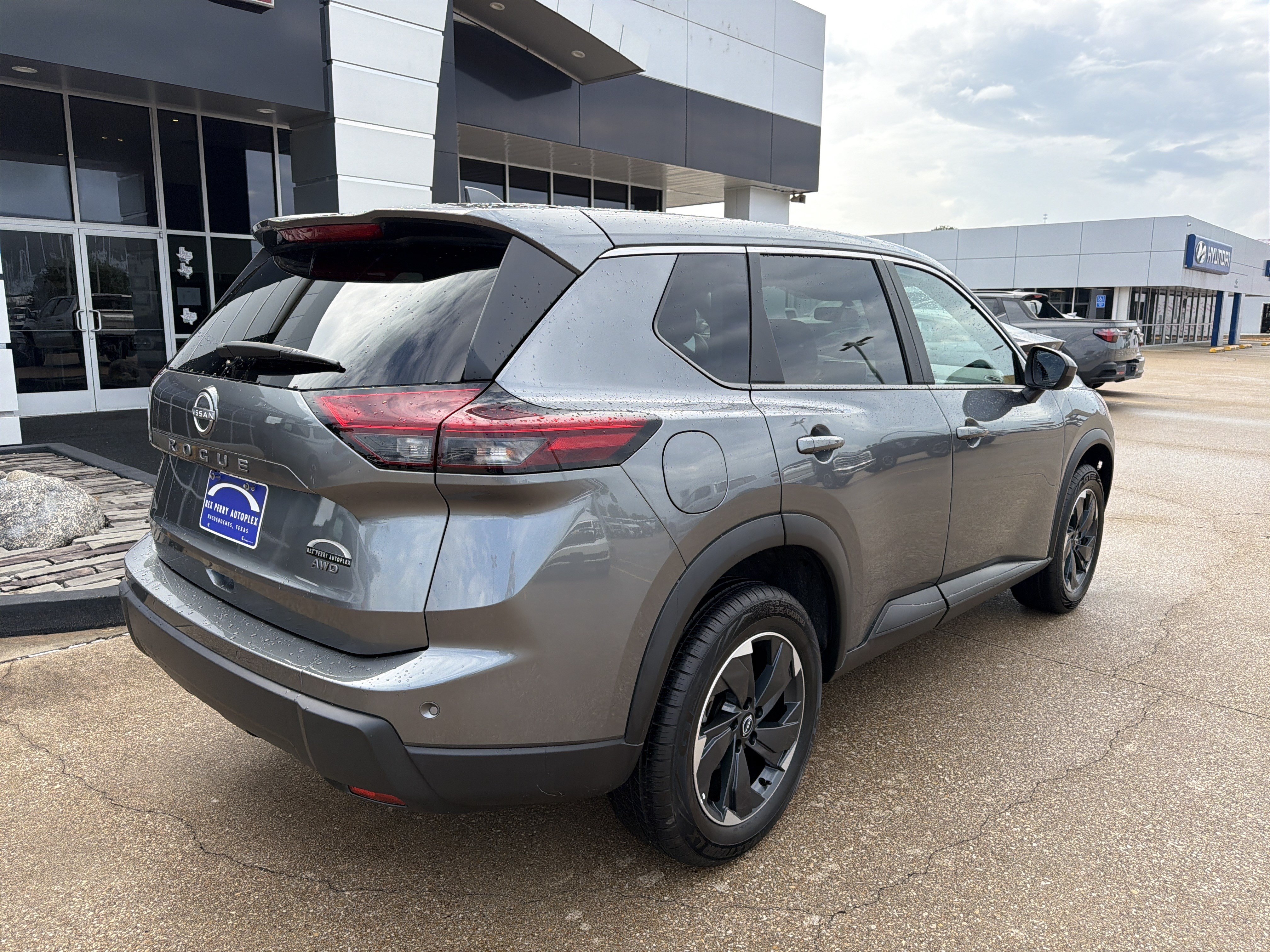 Used 2025 Nissan Rogue SV AWD/4WD image 3