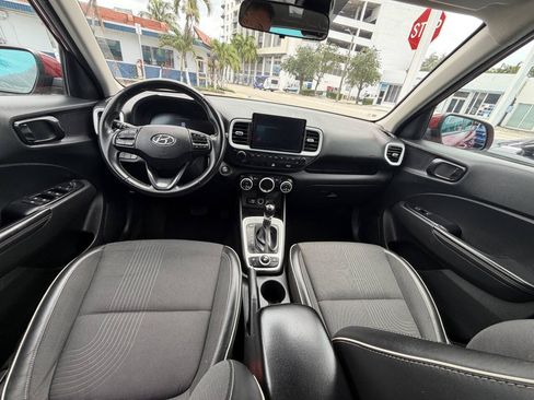 Used 2024 Hyundai Venue Limited FWD image 13