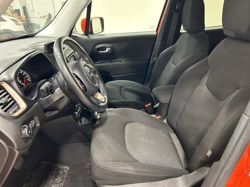 Used 2016 Jeep Renegade Latitude w/ Popular Equipment Group image 10