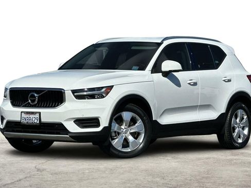 Used 2020 Volvo XC40 T4 Momentum FWD image 1