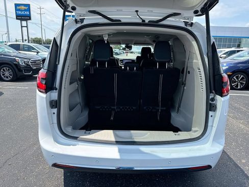 Used 2024 Chrysler Pacifica Touring-L FWD image 24