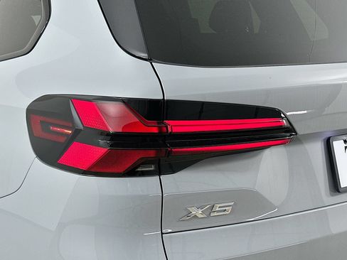 New 2026 BMW X5 xDrive40i w/ M Sport Package AWD/4WD image 12