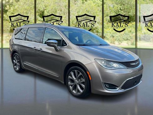 Used 2018 Chrysler Pacifica Limited image 3