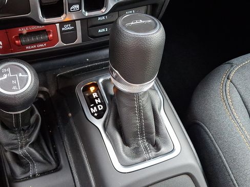 Used 2025 Jeep Gladiator Sport AWD/4WD image 14