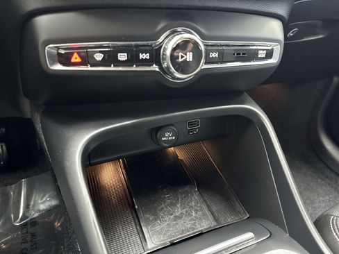 Used 2019 Volvo XC40 T5 Momentum image 20