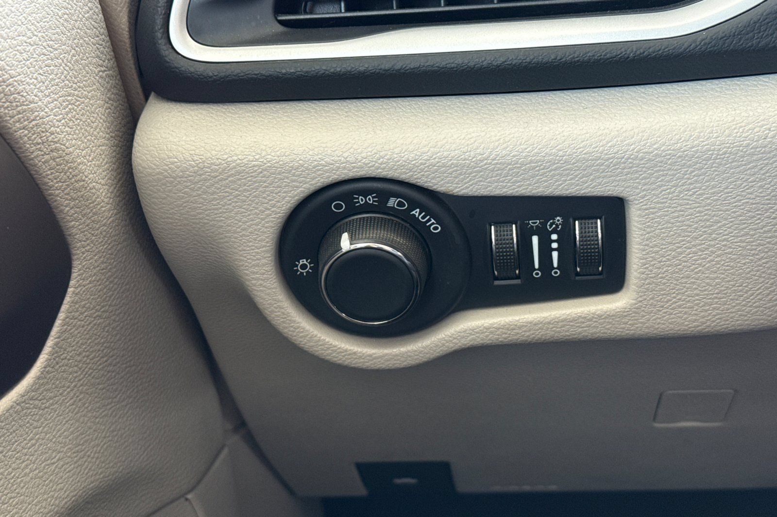 Used 2022 Chrysler Voyager LX FWD image 39