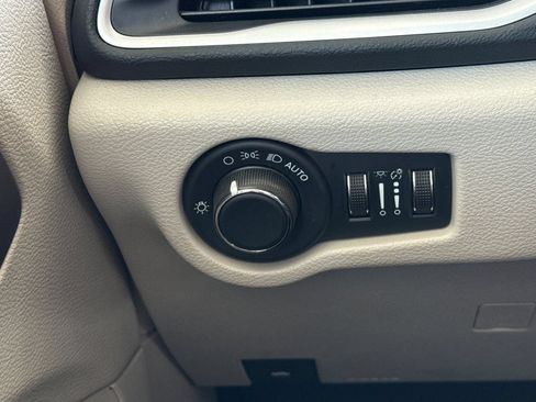 Used 2022 Chrysler Voyager LX FWD image 39