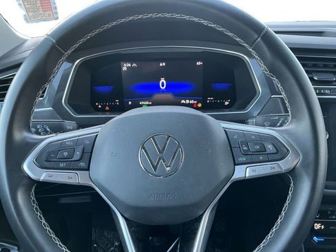 Used 2022 Volkswagen Tiguan SE w/ Panoramic Sunroof Package image 17