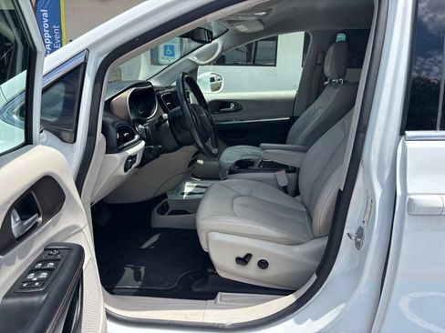 Used 2019 Chrysler Pacifica Touring-L Plus w/ Tire & Wheel Group FWD image 21