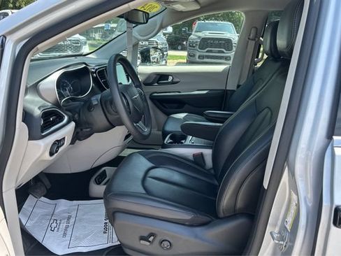 Used 2024 Chrysler Pacifica Touring-L FWD image 9