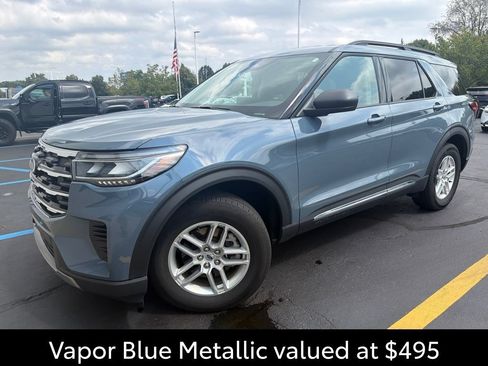 Used 2025 Ford Explorer Active AWD/4WD image 3