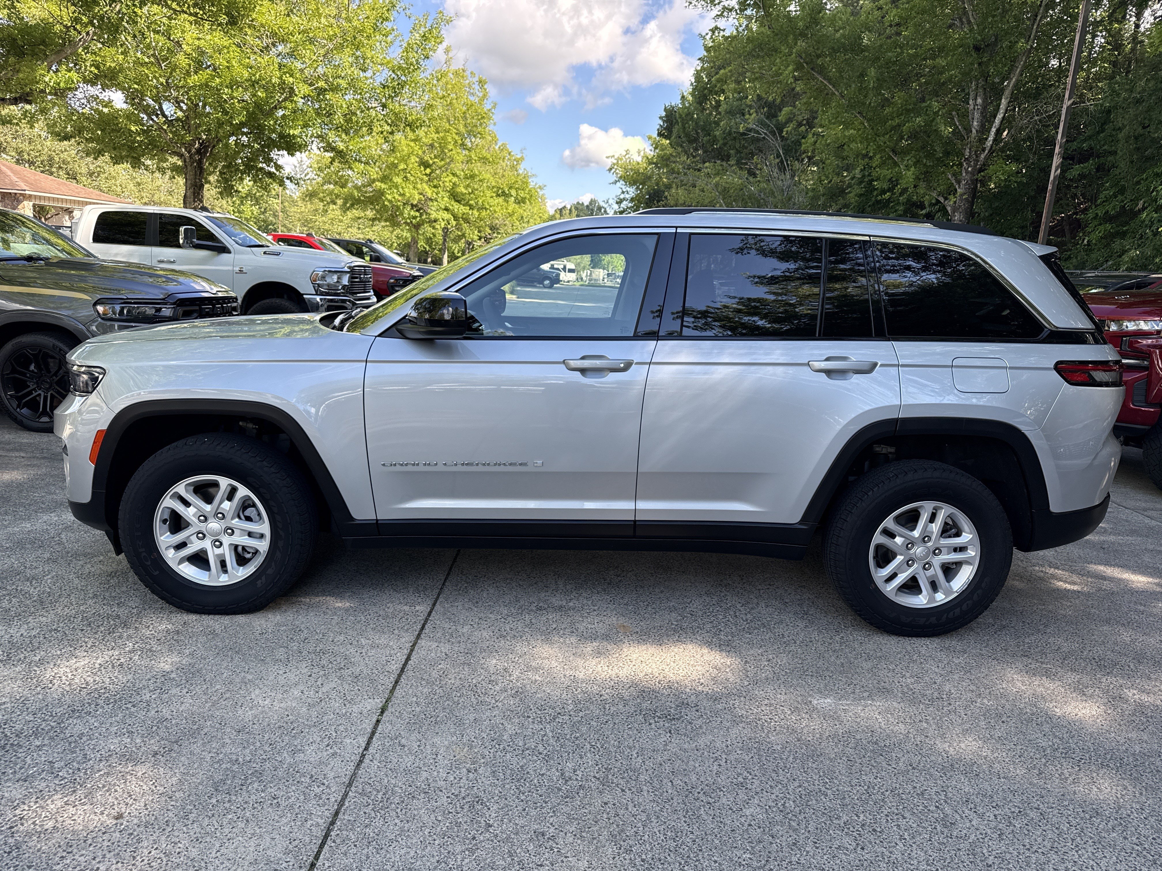 Used 2023 Jeep Grand Cherokee Laredo AWD/4WD image 4