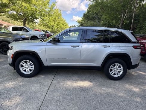 Used 2023 Jeep Grand Cherokee Laredo AWD/4WD image 4
