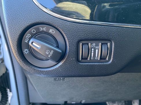 Used 2019 Dodge Grand Caravan SXT image 12