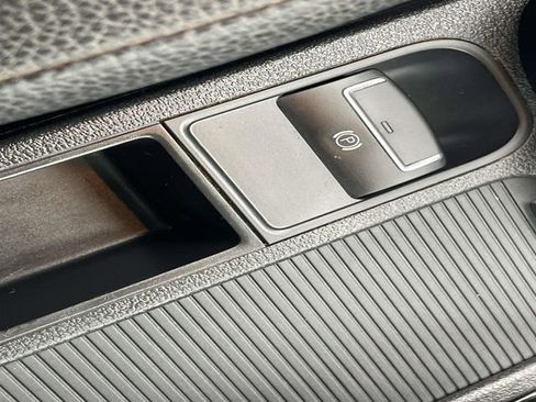 Used 2016 Volkswagen Tiguan SE image 26