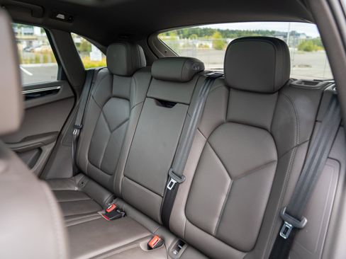 Certified 2024 Porsche Macan AWD/4WD image 23