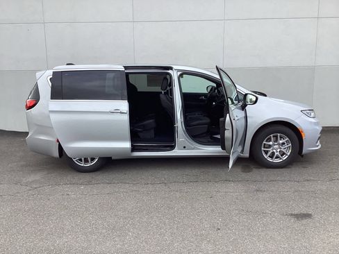 New 2026 Chrysler Pacifica Select image 6