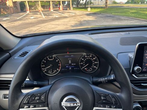 Used 2025 Nissan Altima 2.5 SV FWD image 29
