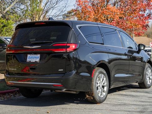 New 2026 Chrysler Pacifica Select image 4