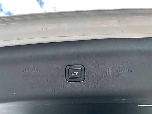 Used 2019 Buick Enclave Essence FWD image 16