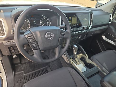 Used 2025 Nissan Frontier SV image 15